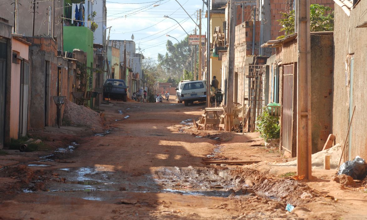 (São cariocas e fluminenses que vivem com R$ 89 por mês. Foto: Arquivo/Agência Brasil) (São cariocas e fluminenses que vivem com R$ 89 por mês. Foto: Arquivo/Agência Brasil)