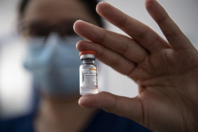 (Vacinação e aumento de casos avançam em ritmos desproporcionais em todo o mundo. Foto: MARTIN BERNETTI / AFP) (Vacinação e aumento de casos avançam em ritmos desproporcionais em todo o mundo. Foto: MARTIN BERNETTI / AFP)