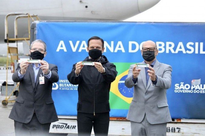 (Instituto paulista disponibilizou 700 mil doses da vacina contra a Covid-19 e começa a produzir novas doses a partir do lote de 3 mil litros de insumos, recebido nesta segunda-feira. Foto: Governo do Estado de São Paulo/Divulgação) (Instituto paulista disponibilizou 700 mil doses da vacina contra a Covid-19 e começa a produzir novas doses a partir do lote de 3 mil litros de insumos, recebido nesta segunda-feira. Foto: Governo do Estado de São Paulo/Divulgação)