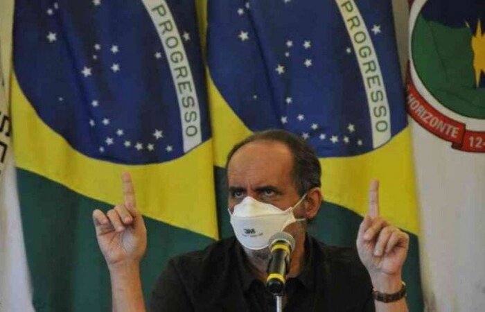 Sobre a falta de diálogo de prefeitos e governadores com o governo, o prefeito de BH diz que não perde 'mais tempo conversando' depois de um ano de pandemia
(crédito: Juarez Rodrigues/EM/D.A PRESS) Sobre a falta de diálogo de prefeitos e governadores com o governo, o prefeito de BH diz que não perde 'mais tempo conversando' depois de um ano de pandemia
(crédito: Juarez Rodrigues/EM/D.A PRESS)