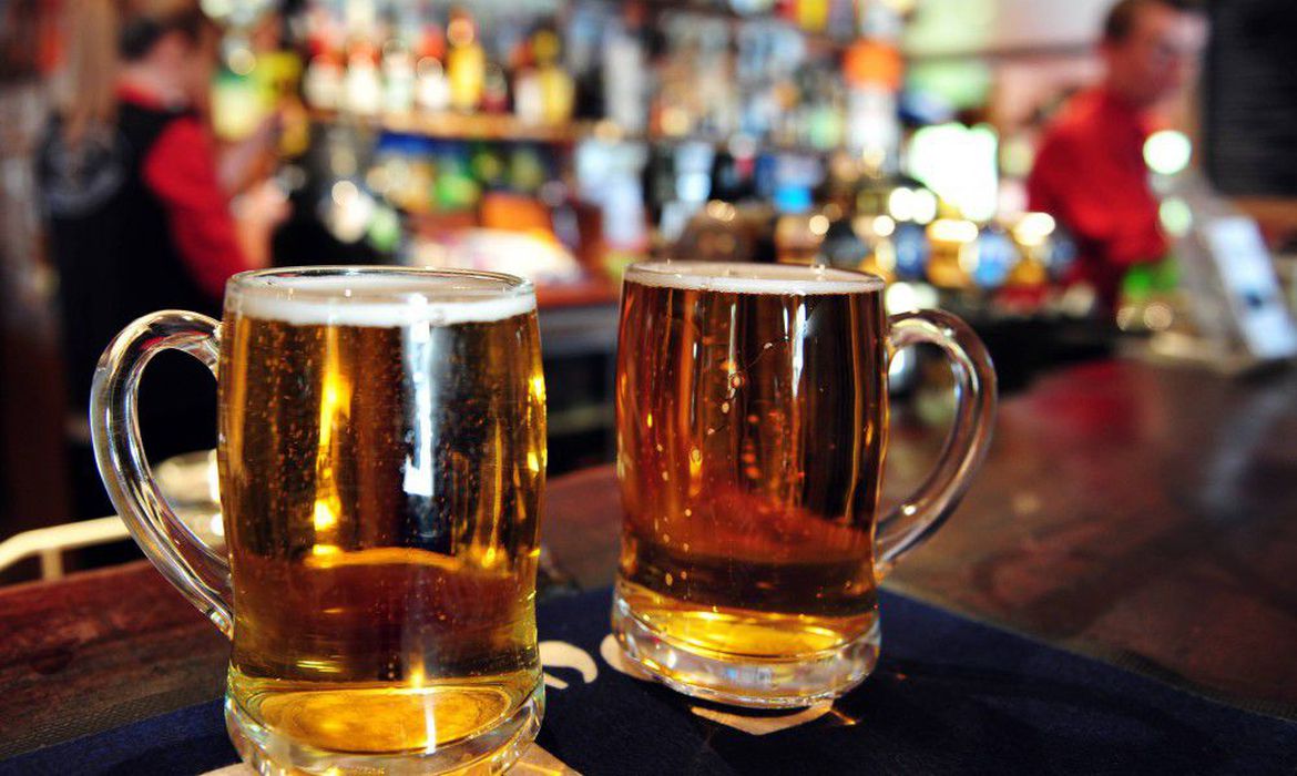 ( Ação combate a sonegação fiscal de mercadoria, principalmente cervejas. Foto: Arquivo/Agência Brasil) ( Ação combate a sonegação fiscal de mercadoria, principalmente cervejas. Foto: Arquivo/Agência Brasil)