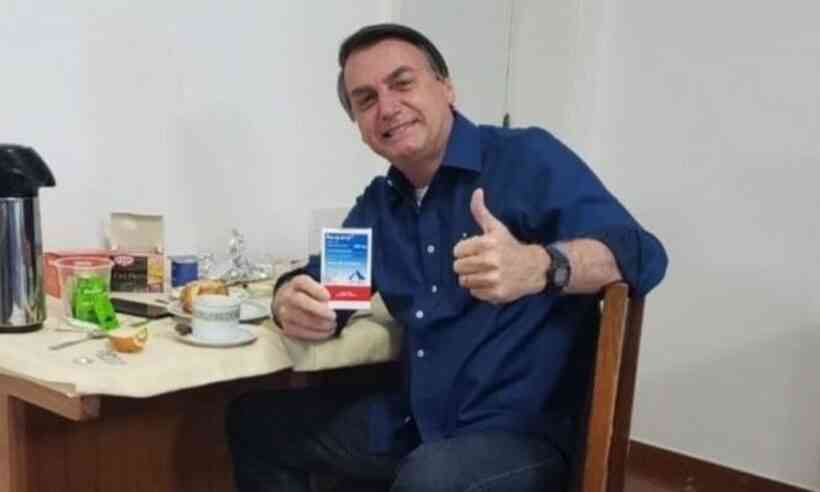 (Em uma de suas lives, Bolsonaro aparece defendendo o uso de hidroxicloroquina, azitromicina, ivermectina e zinco. Foto: Reprodução/Youtube) (Em uma de suas lives, Bolsonaro aparece defendendo o uso de hidroxicloroquina, azitromicina, ivermectina e zinco. Foto: Reprodução/Youtube)