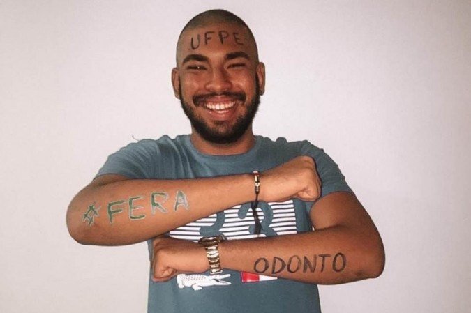 (Paulo Gomes, 19 anos, é o primeiro aluno surdo do Colégio Militar do Recife aprovado na federal. Ele foi aprovado, por meio do Sisu, em odontologia. Foto: Reprodução/Instagram) (Paulo Gomes, 19 anos, é o primeiro aluno surdo do Colégio Militar do Recife aprovado na federal. Ele foi aprovado, por meio do Sisu, em odontologia. Foto: Reprodução/Instagram)