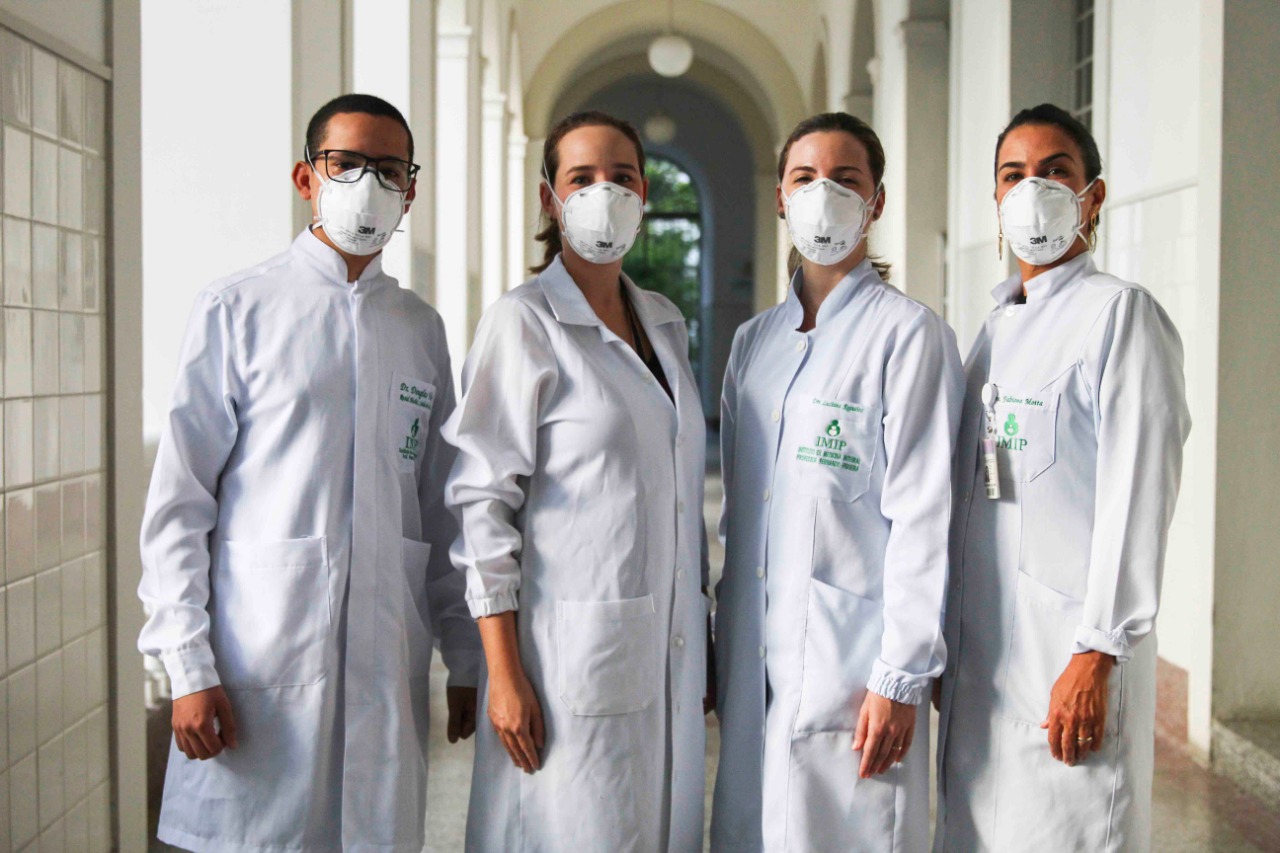 Equipe de odontologia do IMIP, composta por Douglas Felipe, Gabriela Lima, Luciana Regueira e Fabiana Motta (Foto: Sandy James/Esp.DP)