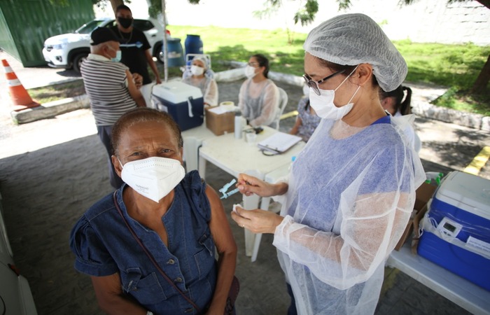 Lúcia Maria Xavier, 68, chegou ao ponto de vacinação apressada para tomar a segunda dose porque deixou a mãe, de 98 anos, sozinha em casa. (Foto: Hesíodo Góes/ Esp. DP) Lúcia Maria Xavier, 68, chegou ao ponto de vacinação apressada para tomar a segunda dose porque deixou a mãe, de 98 anos, sozinha em casa. (Foto: Hesíodo Góes/ Esp. DP)