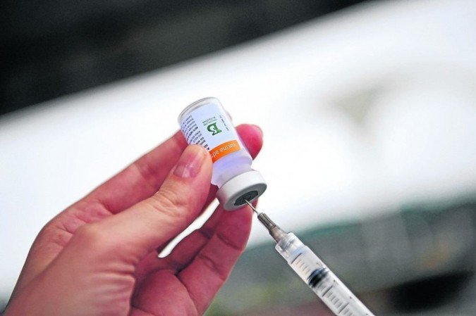 (Apesar do ingrediente farmacêutico ativo (IFA) para finalizar a vacina ter chegado ao país, o Instituto Butantan precisa de, em média, de 20 dias para liberar o fármaco. Foto: Carl de Souza/AFP) (Apesar do ingrediente farmacêutico ativo (IFA) para finalizar a vacina ter chegado ao país, o Instituto Butantan precisa de, em média, de 20 dias para liberar o fármaco. Foto: Carl de Souza/AFP)