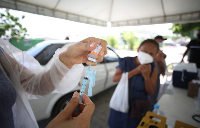 Lcia Maria Xavier, 68, chegou ao ponto de vacinao apressada para tomar a segunda dose. (Foto: Hesodo Ges/ Esp. DP)