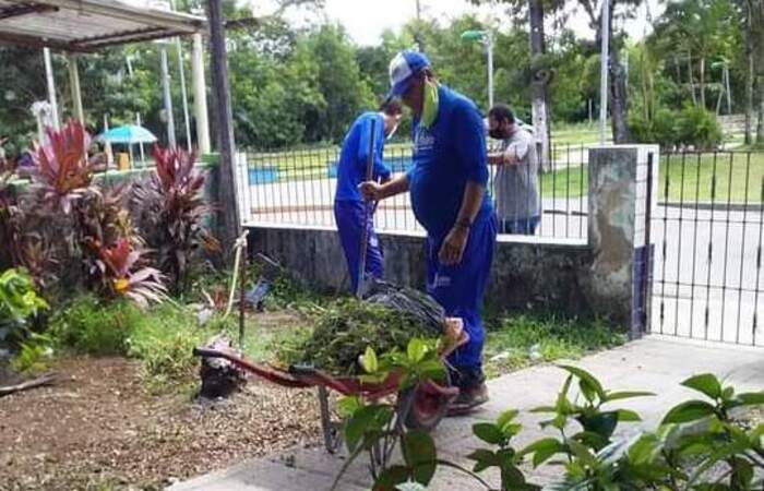 (Capinação, varrição, manutenção, serviços gerais e auxílio na distribuição de cestas básicas são realizados por reeducandos que cumprem o regime aberto. Foto: Divulgação
) (Capinação, varrição, manutenção, serviços gerais e auxílio na distribuição de cestas básicas são realizados por reeducandos que cumprem o regime aberto. Foto: Divulgação
)