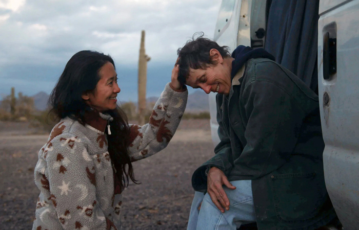 Chloé Zhao pode se tornar a segunda diretora a vencer na categoria por seu trabalho em 'Nomadland' (Foto: AFP)