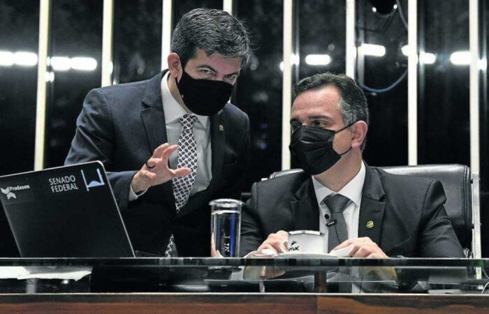 Segundo o senador Randolfe Rodrigues, responsável por protocolar o requerimento para instalação da comissão, os trabalhos carregam como peso a vida de quase 400 mil brasileiros. (crédito: Jefferson Rudy/Agencia Senado) Segundo o senador Randolfe Rodrigues, responsável por protocolar o requerimento para instalação da comissão, os trabalhos carregam como peso a vida de quase 400 mil brasileiros. (crédito: Jefferson Rudy/Agencia Senado)