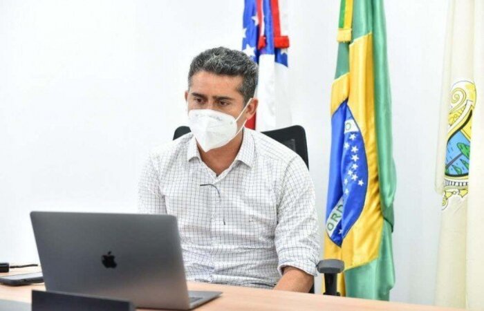 Político é acusado de envolvimento em esquema para furar a fila de vacinas e deve ser o primeiro chefe de município a ser chamado
(crédito: DHYEIZO LEMOS/Prefeitura de Manaus) Político é acusado de envolvimento em esquema para furar a fila de vacinas e deve ser o primeiro chefe de município a ser chamado
(crédito: DHYEIZO LEMOS/Prefeitura de Manaus)