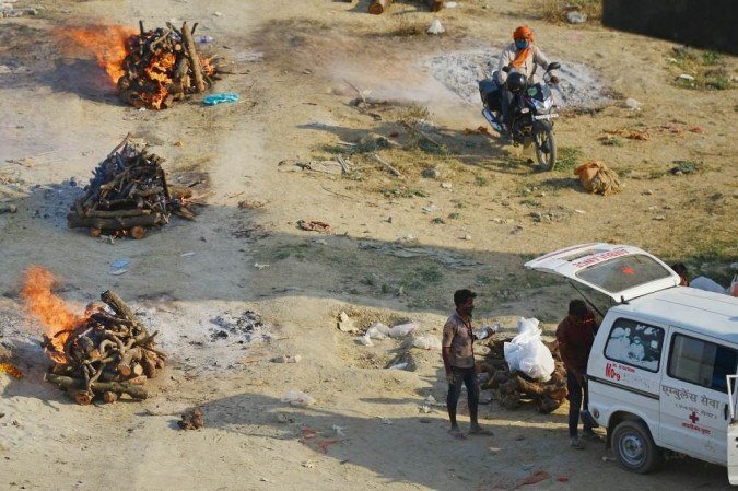 Corpos de v?timas da Covid s?o incinerados em estacionamento em Nova Delhi  | Mundo: Diario de Pernambuco