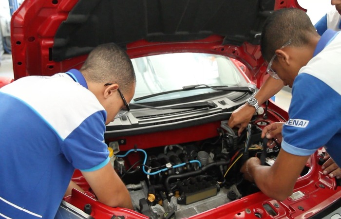 Para maio, mais de 3 mil vouchers estarão disponíveis para cursos semipresenciais, como mecânico de automóveis leves. (Divulgação/SENAI-PE) Para maio, mais de 3 mil vouchers estarão disponíveis para cursos semipresenciais, como mecânico de automóveis leves. (Divulgação/SENAI-PE)