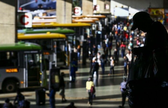 O resultado representa alta de 2,9%, ou de mais 400 mil pessoas desocupadas em relação ao trimestre anterior, de setembro a novembro de 2020, quando a desocupação foi calculada em 14 milhões de pessoas
(crédito: Marcelo Camargo/Agência Brasil
) O resultado representa alta de 2,9%, ou de mais 400 mil pessoas desocupadas em relação ao trimestre anterior, de setembro a novembro de 2020, quando a desocupação foi calculada em 14 milhões de pessoas
(crédito: Marcelo Camargo/Agência Brasil
)