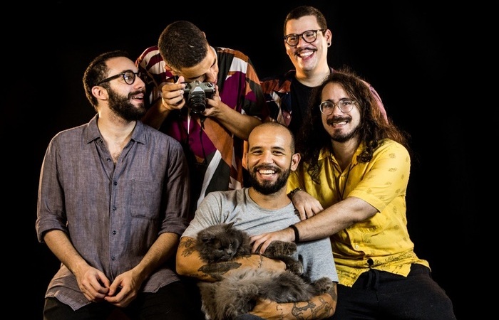 O trabalho marca a nova formação da banda, agora com o guitarrista Matheus Araújo (Foto: Hannah Carvalho/Divulgação) O trabalho marca a nova formação da banda, agora com o guitarrista Matheus Araújo (Foto: Hannah Carvalho/Divulgação)