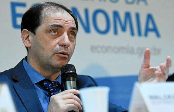 Em audincia pblica da Comisso Temporria da Covid-19 do Senado, secretrio especial de Fazenda diz que vacina  prioridade, mas evita falar sobre a compra ainda muito lenta de vacinas pelo governo e defende corte de gastos
 (crdito: Edu Andrade/Ascom/ME)