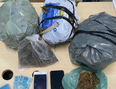 Casal detido com 4kg de maconha, em Maranguape 2, Paulista (Foto: Divulgação/PM) Casal detido com 4kg de maconha, em Maranguape 2, Paulista (Foto: Divulgação/PM)