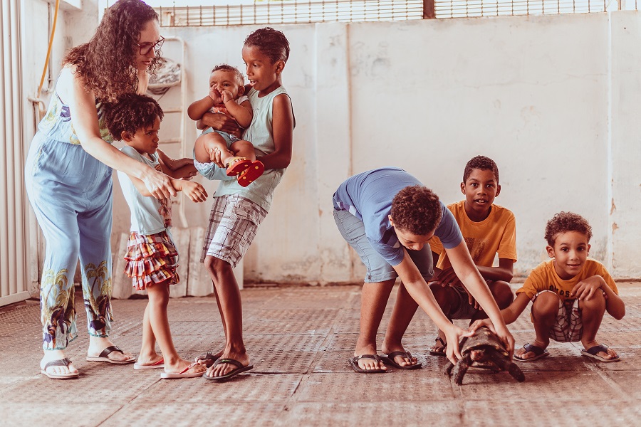 Professora Wanessa Tenrio, com os filhos biolgicos e adotados, alm do sobrinho (Foto: Karol Rodrigues / Divulgao)