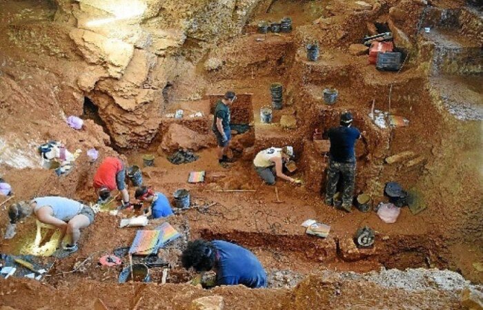 Os restos mortais foram encontrados na Gruta Guattari, em San Felice Circeo, na costa entre Roma e Nápoles. Acredita-se que a maioria seja de adultos. Oito deles têm entre 50.000 e 68.000 anos, enquanto o mais velho pode ter 90.000 a 100.000 anos
(crédito: Jonathan Haws/Divulgação
) Os restos mortais foram encontrados na Gruta Guattari, em San Felice Circeo, na costa entre Roma e Nápoles. Acredita-se que a maioria seja de adultos. Oito deles têm entre 50.000 e 68.000 anos, enquanto o mais velho pode ter 90.000 a 100.000 anos
(crédito: Jonathan Haws/Divulgação
)