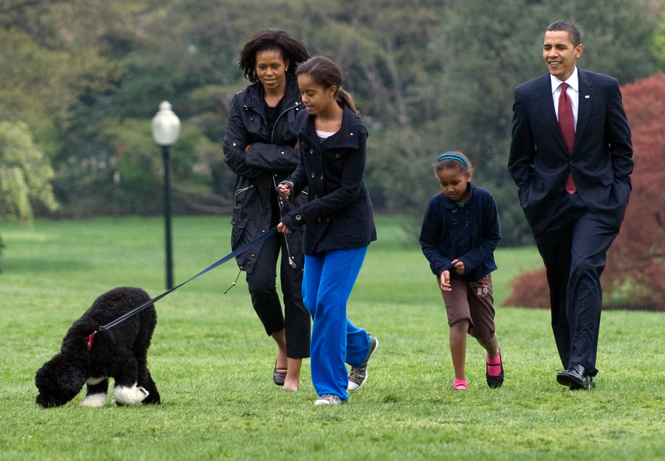  (Bo, um co de gua portugus, preto e branco, foi um presente do senador Edward Kennedy para a famlia Obama. Foto: SAUL LOEB / AFP)