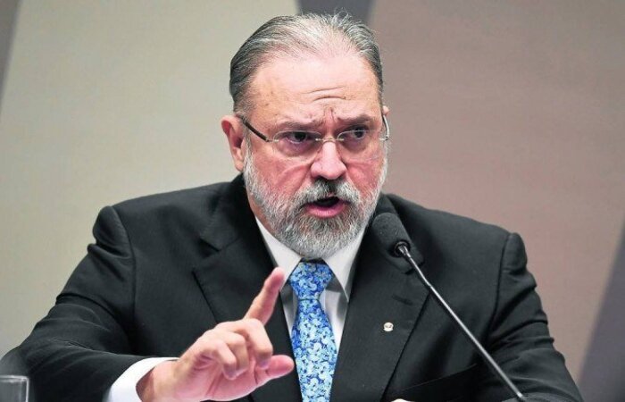 Parlamentar governista Eduardo Girão (Podemos-CE) pediu a convocação, mas o procurador-geral da República enviou mensagem aos integrantes da CPI dizendo que fato seria afronta ao Ministério Público
(crédito: Evaristo Sa/AFP) Parlamentar governista Eduardo Girão (Podemos-CE) pediu a convocação, mas o procurador-geral da República enviou mensagem aos integrantes da CPI dizendo que fato seria afronta ao Ministério Público
(crédito: Evaristo Sa/AFP)
