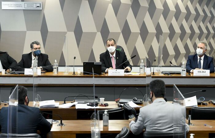 Presidente da comissão, senador Omar Aziz, afirmou que ex-ministro mentiu ao fazer as declarações, e o alertou que se continuar com esse comportamento, poderá ter problemas
(Jefferson Rudy/Agência Senado) Presidente da comissão, senador Omar Aziz, afirmou que ex-ministro mentiu ao fazer as declarações, e o alertou que se continuar com esse comportamento, poderá ter problemas
(Jefferson Rudy/Agência Senado)