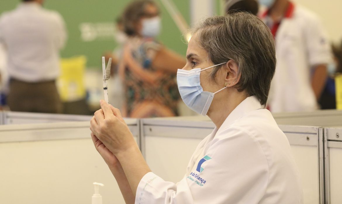  (Para receber o imunizante, profissionais devem ter mais de 30 anos. Foto: Rovena Rosa/Agncia Brasil)