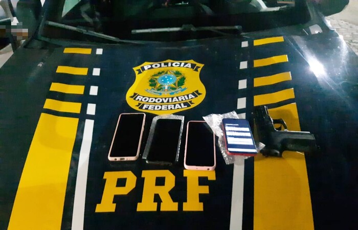 Dentro do veículo roubado foram encontrados quatro celulares e uma arma falsa idêntica à original (Divulgação/PRF) Dentro do veículo roubado foram encontrados quatro celulares e uma arma falsa idêntica à original (Divulgação/PRF)