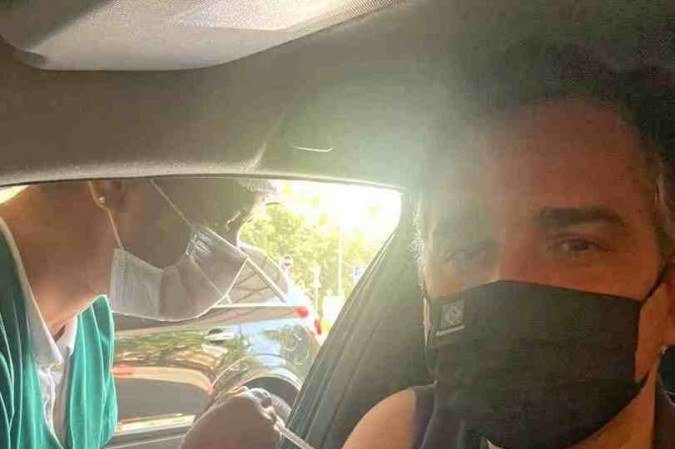 O parlamentar é diabético e faz parte do grupo de pessoas maiores de 18 anos com comorbidades que começaram a ser imunizadas neste mês, na capital mineira (Foto: Divulgação) O parlamentar é diabético e faz parte do grupo de pessoas maiores de 18 anos com comorbidades que começaram a ser imunizadas neste mês, na capital mineira (Foto: Divulgação)