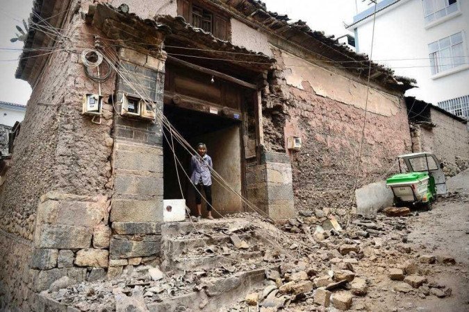 O primeiro terremoto, de magnitude 6,1, abalou Yunnan na sexta-feira às 21h48 (Foto: OUT/ AFP) O primeiro terremoto, de magnitude 6,1, abalou Yunnan na sexta-feira às 21h48 (Foto: OUT/ AFP)