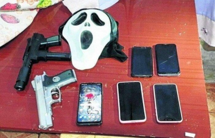 Agentes apreenderam celulares, simulacros de armas e máscaras na casa da jovem (Foto: PCDF/Divulgação) Agentes apreenderam celulares, simulacros de armas e máscaras na casa da jovem (Foto: PCDF/Divulgação)