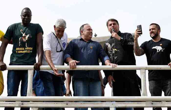 Santos Cruz disse que presidente e ex-ministro envolveram o Exército na política e, assim, 'desrespeitaram a instituição'
(foto: Alan Santos/Presidência da República
) Santos Cruz disse que presidente e ex-ministro envolveram o Exército na política e, assim, 'desrespeitaram a instituição'
(foto: Alan Santos/Presidência da República
)