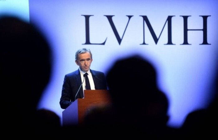 Patrimônio de Arnault, que era de US$ 76 bilhões em março de 2020, teve um aumento de mais de US$ 110 bilhões em um pouco mais de um ano
(crédito: ERIC PIERMONT/ AFP
) Patrimônio de Arnault, que era de US$ 76 bilhões em março de 2020, teve um aumento de mais de US$ 110 bilhões em um pouco mais de um ano
(crédito: ERIC PIERMONT/ AFP
)