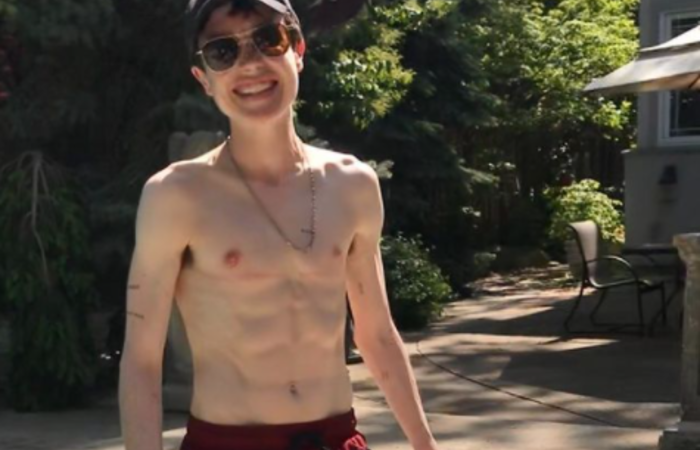 O ator se assumiu trans no fim do ano passado e agora celebra uso do primeiro calção de banho (Foto: Instagram/Reprodução) O ator se assumiu trans no fim do ano passado e agora celebra uso do primeiro calção de banho (Foto: Instagram/Reprodução)