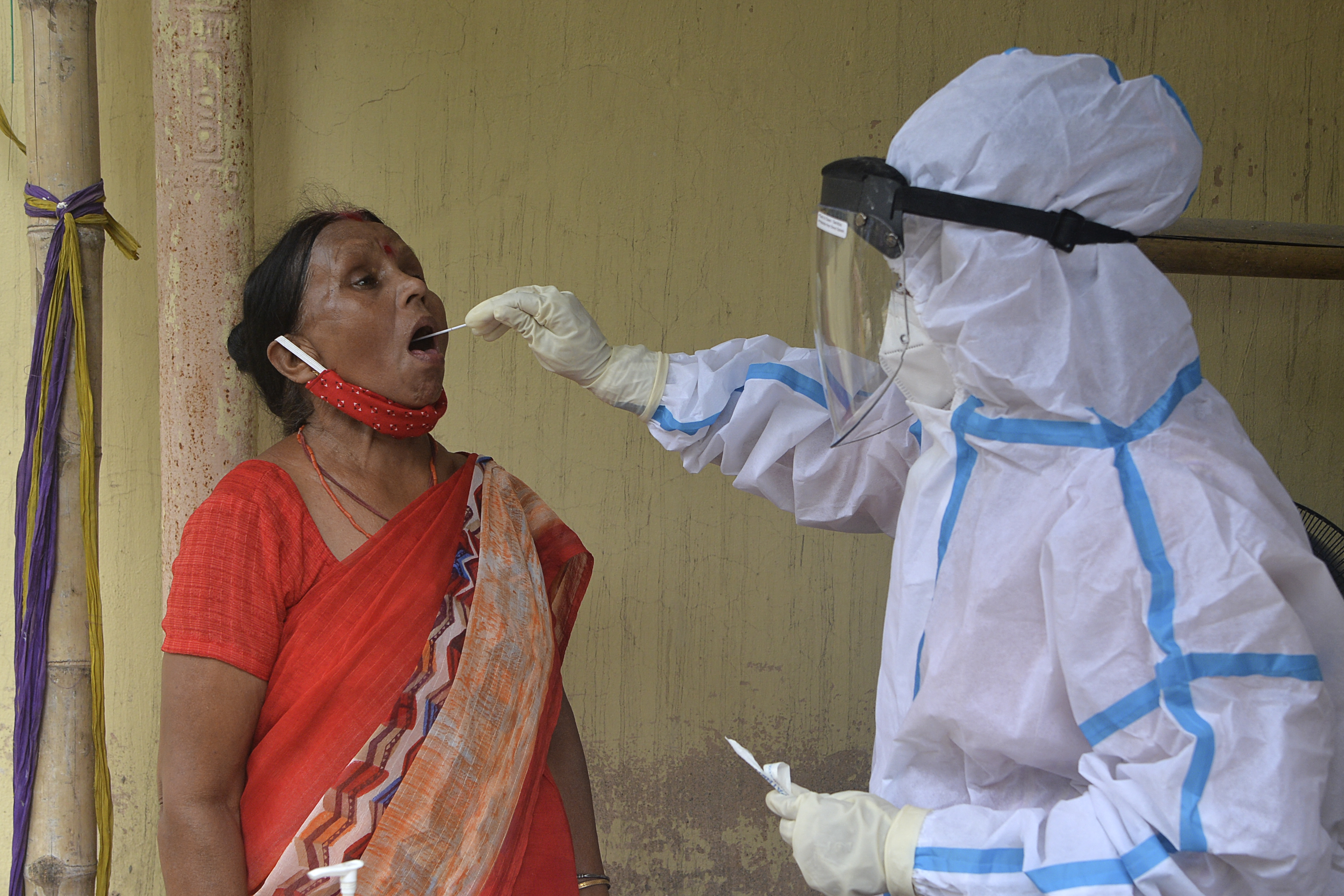 (Vários relatórios de especialistas, encomendados pela OMS, apelam a amplas reformas do sistema de alerta e prevenção para evitar outro fiasco sanitário. Foto: Diptendu DUTTA / AFP
) (Vários relatórios de especialistas, encomendados pela OMS, apelam a amplas reformas do sistema de alerta e prevenção para evitar outro fiasco sanitário. Foto: Diptendu DUTTA / AFP
)