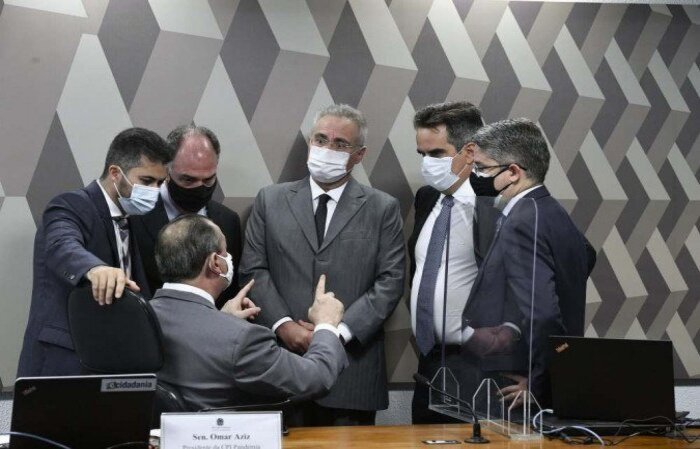 Apesar de insistirem na convocação de governadores, foi sob reclamações de governistas que o plenário da comissão aprovou a convocação de chefes de Executivo estaduais. Decisão abre precedente para convocação do presidente Bolsonaro
(crédito: Edison Rodrigues/Agência Senado
) Apesar de insistirem na convocação de governadores, foi sob reclamações de governistas que o plenário da comissão aprovou a convocação de chefes de Executivo estaduais. Decisão abre precedente para convocação do presidente Bolsonaro
(crédito: Edison Rodrigues/Agência Senado
)