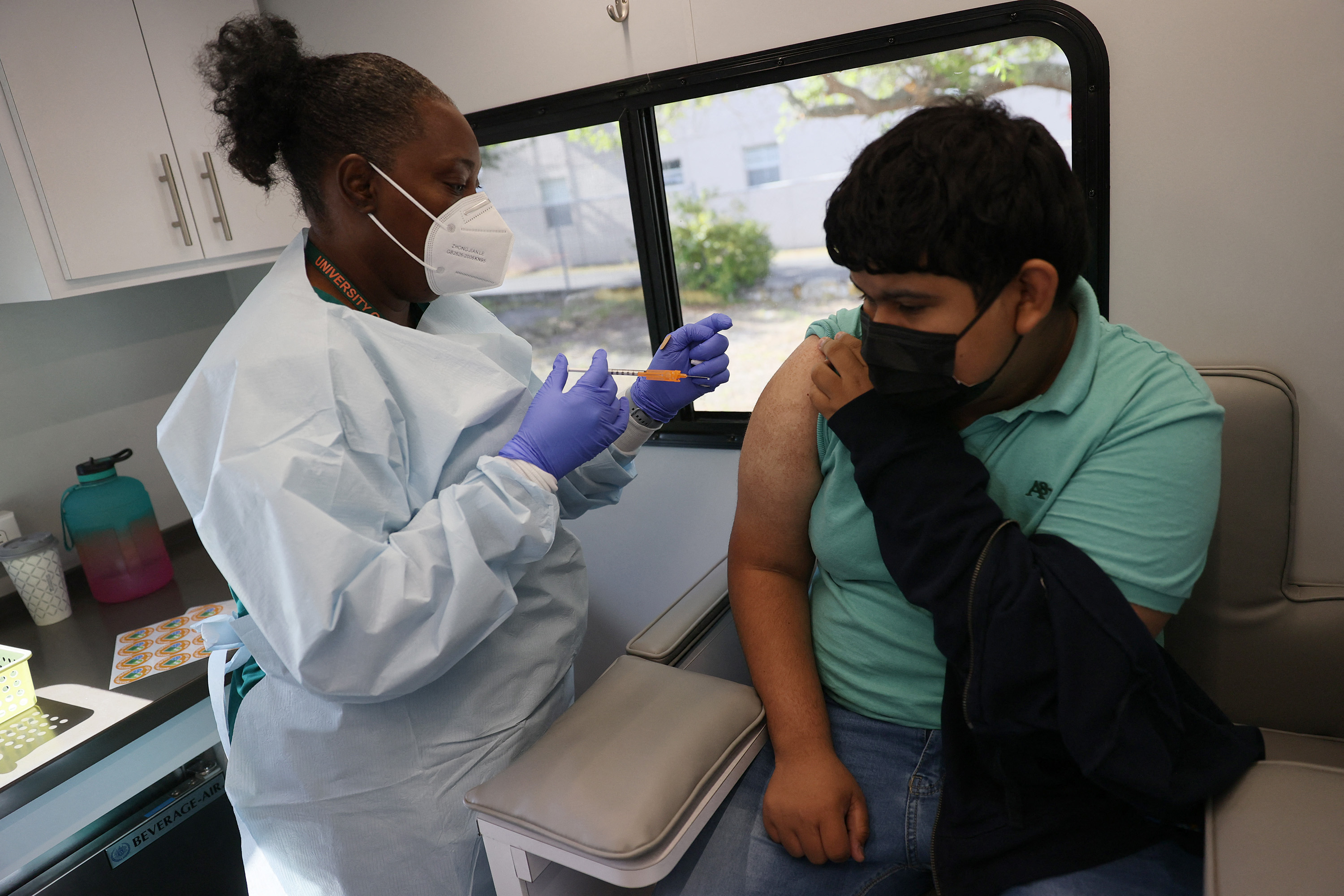 (Se for aprovado, este imunizante será o primeiro a receber autorização da EMA para uso em adolescentes, dentre os 27 países-membros da União Europeia (UE). Foto: JOE RAEDLE / GETTY IMAGES NORTH AMERICA / Getty Images via AFP
) (Se for aprovado, este imunizante será o primeiro a receber autorização da EMA para uso em adolescentes, dentre os 27 países-membros da União Europeia (UE). Foto: JOE RAEDLE / GETTY IMAGES NORTH AMERICA / Getty Images via AFP
)