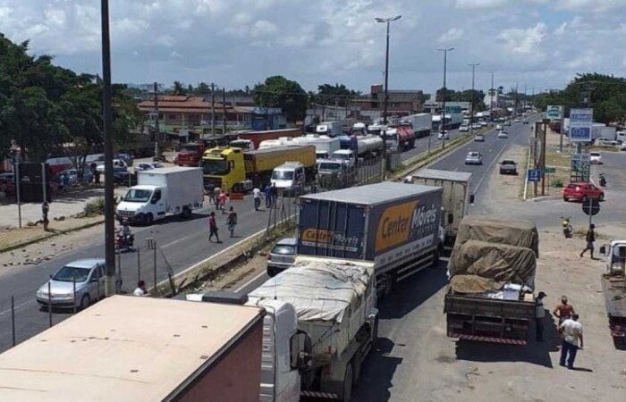 Categoria afirma que desempenha atividades essenciais na pandemia, como transporte de alimentos e de insumos hospitalares (Divulgação) Categoria afirma que desempenha atividades essenciais na pandemia, como transporte de alimentos e de insumos hospitalares (Divulgação)