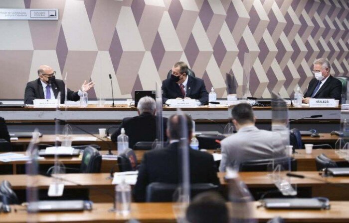 Relator da comissão, o MDBista destacou que o diretor o Butantan desmontou parte do argumento do ex-ministro da Saúde, o general Eduardo Pazuello. Ele também comentou o racha no G7, ocorrido por conta da convocação de governadores para deporem no colegiado
(crédito: Edilson Rodrigues/Agência Senado
) Relator da comissão, o MDBista destacou que o diretor o Butantan desmontou parte do argumento do ex-ministro da Saúde, o general Eduardo Pazuello. Ele também comentou o racha no G7, ocorrido por conta da convocação de governadores para deporem no colegiado
(crédito: Edilson Rodrigues/Agência Senado
)