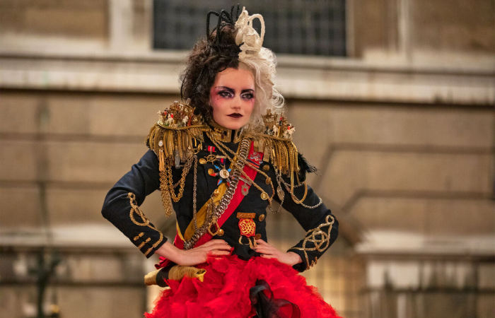 Figurinos, penteados e maquiagens se misturam em um espetáculo da estética punk e da alta costura (Foto: Disney Pictures/Divulgação) Figurinos, penteados e maquiagens se misturam em um espetáculo da estética punk e da alta costura (Foto: Disney Pictures/Divulgação)