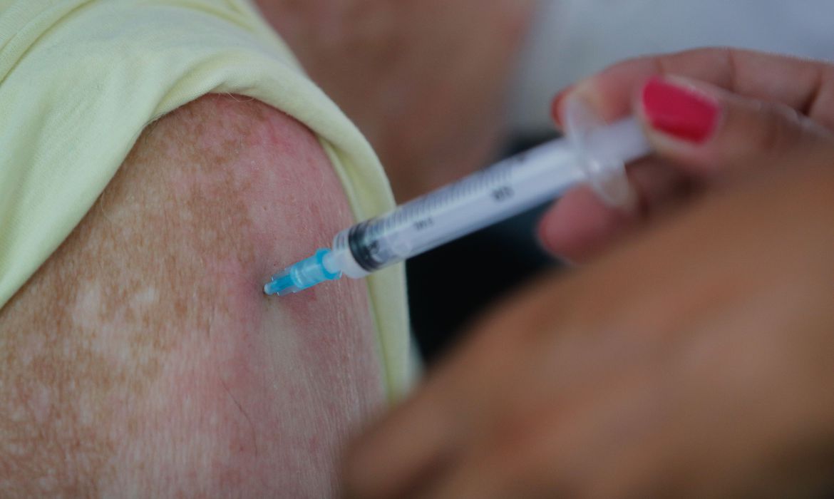 (Medida vale para aplicação da primeira dose do imunizante. Foto: Tânia Rego/Agência Brasil) (Medida vale para aplicação da primeira dose do imunizante. Foto: Tânia Rego/Agência Brasil)