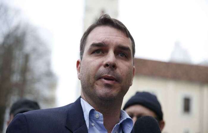 O senador publicou em seu perfil no Twitter um vídeo em que seu pai, o presidente Jair Bolsonaro, também insiste na convocação do pastor evangélico
(foto: Agência Brasil
) O senador publicou em seu perfil no Twitter um vídeo em que seu pai, o presidente Jair Bolsonaro, também insiste na convocação do pastor evangélico
(foto: Agência Brasil
)