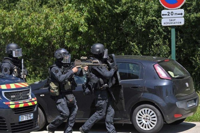 (O agressor, que teria fugido a pé, está sendo procurado por pelo menos 80 policiais e dois helicópteros, acrescentou a mesma fonte. Foto: LOIC VENANCE / AFP) (O agressor, que teria fugido a pé, está sendo procurado por pelo menos 80 policiais e dois helicópteros, acrescentou a mesma fonte. Foto: LOIC VENANCE / AFP)
