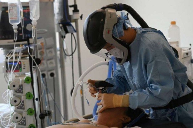 (Equipamento utilizado no tratamento pode melhorar oxigenação e reduzir infecções no organismo. Foto: Christophe SIMON/AFP) (Equipamento utilizado no tratamento pode melhorar oxigenação e reduzir infecções no organismo. Foto: Christophe SIMON/AFP)