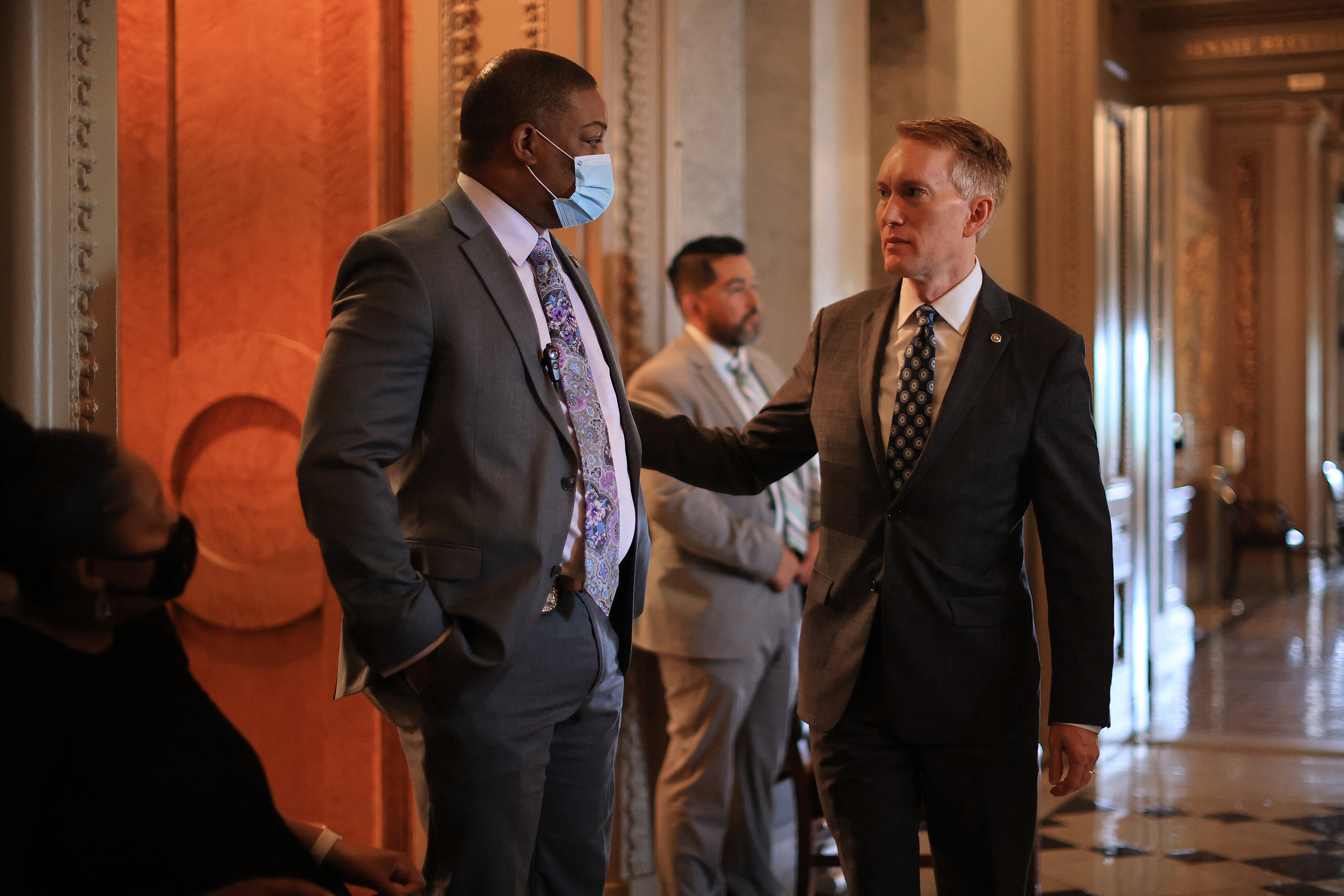 (O oficial de polícia do Capitólio, Eugene Goodman conversando com o senador James Lankford depois que ele votou contra a formação de uma comissão independente para investigar o ataque no Capitólio dos EUA. Foto: CHIP SOMODEVILLA / GETTY IMAGES NORTH AMERICA / Getty Images via AFP) (O oficial de polícia do Capitólio, Eugene Goodman conversando com o senador James Lankford depois que ele votou contra a formação de uma comissão independente para investigar o ataque no Capitólio dos EUA. Foto: CHIP SOMODEVILLA / GETTY IMAGES NORTH AMERICA / Getty Images via AFP)