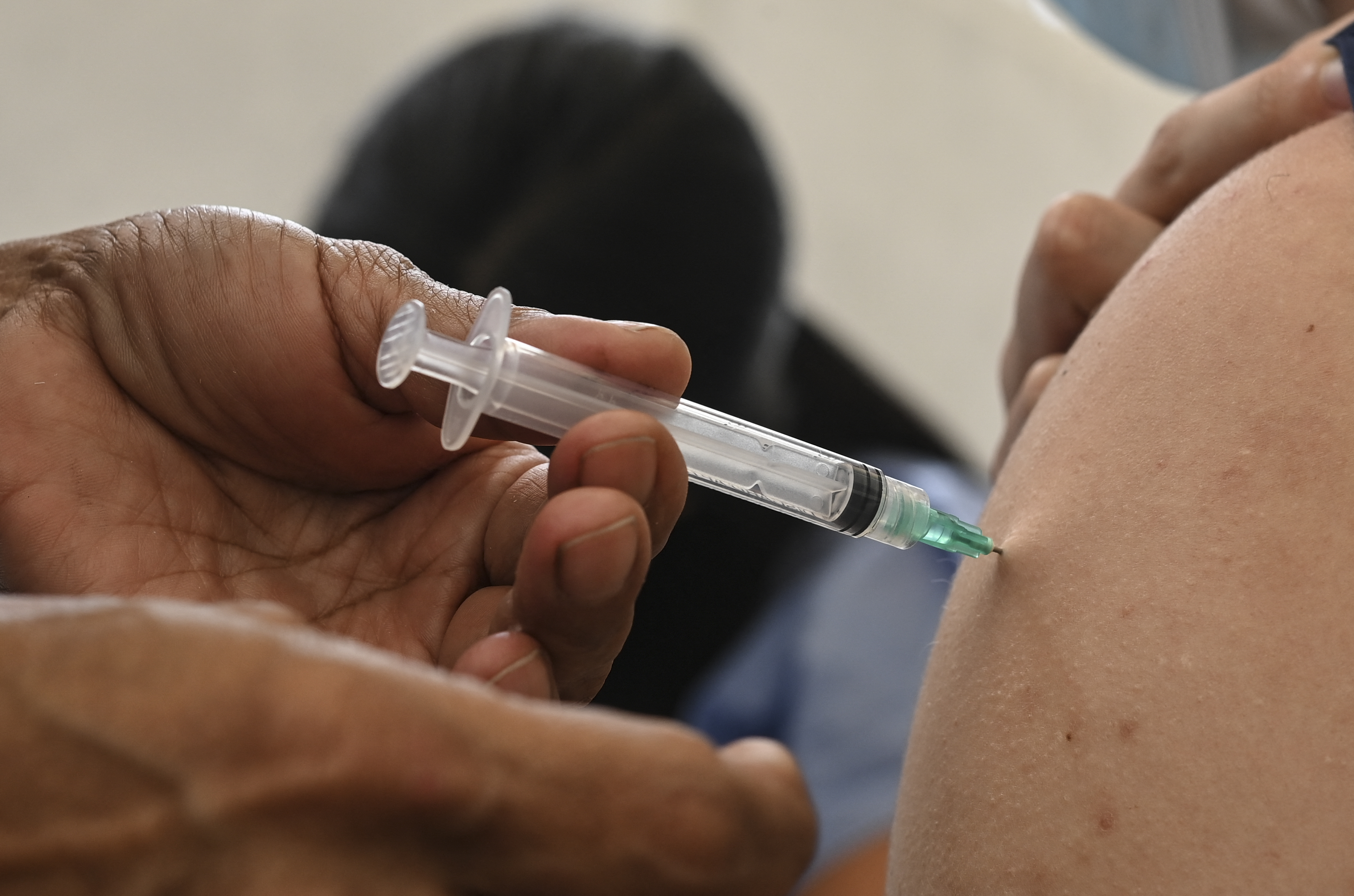  (A decisão acelera o processo de imunização em cidades que têm pouca demanda dos grupos prioritários estipulados pelo Plano Nacional de Operacionalização da Vacinação contra Covid-19. Foto: Yuri CORTEZ / AFP)
