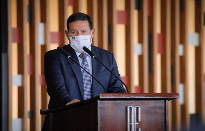 Vice-presidente diz que país correria "menos risco" ao receber o evento do que a Argentina, que seria uma das sedes do torneio deste ano
(crédito: Bruno Batista /VPR
) Vice-presidente diz que país correria "menos risco" ao receber o evento do que a Argentina, que seria uma das sedes do torneio deste ano
(crédito: Bruno Batista /VPR
)