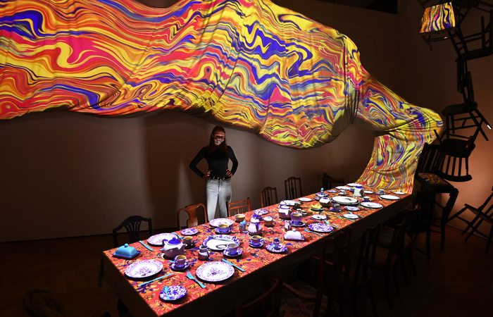 A mesa de chá do Chapeleiro Maluco é uma das cenas reinventadas com a estética surrealista da obra (Foto: Daniel Leal-Olivas/AFP) A mesa de chá do Chapeleiro Maluco é uma das cenas reinventadas com a estética surrealista da obra (Foto: Daniel Leal-Olivas/AFP)