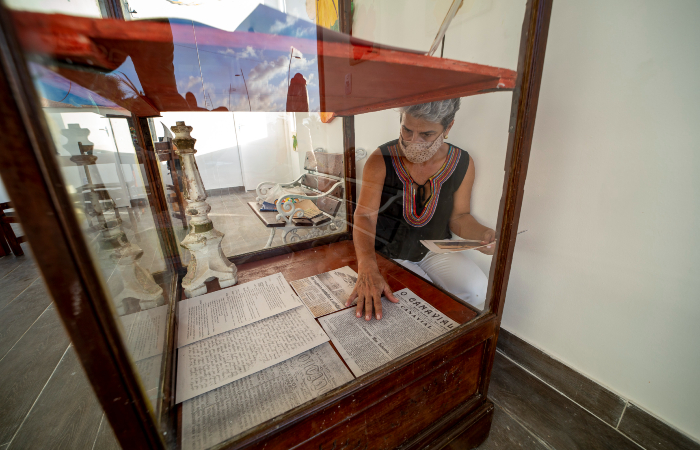 Carol Vasconcelos, secretria de turismo de Ipojuca, colocando arquivos em vitrine (Foto: @FilipeCadena/Prefeitura de Ipojuca/Setur)