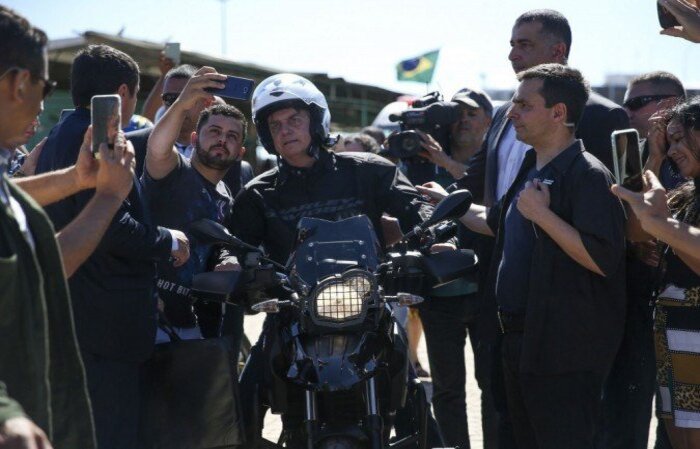 Durante a missa da qual participou, o mandatário fez uso de máscara e tirou fotos com apoiadores, gerando aglomeração
(crédito: José Cruz/Agência Brasil
) Durante a missa da qual participou, o mandatário fez uso de máscara e tirou fotos com apoiadores, gerando aglomeração
(crédito: José Cruz/Agência Brasil
)